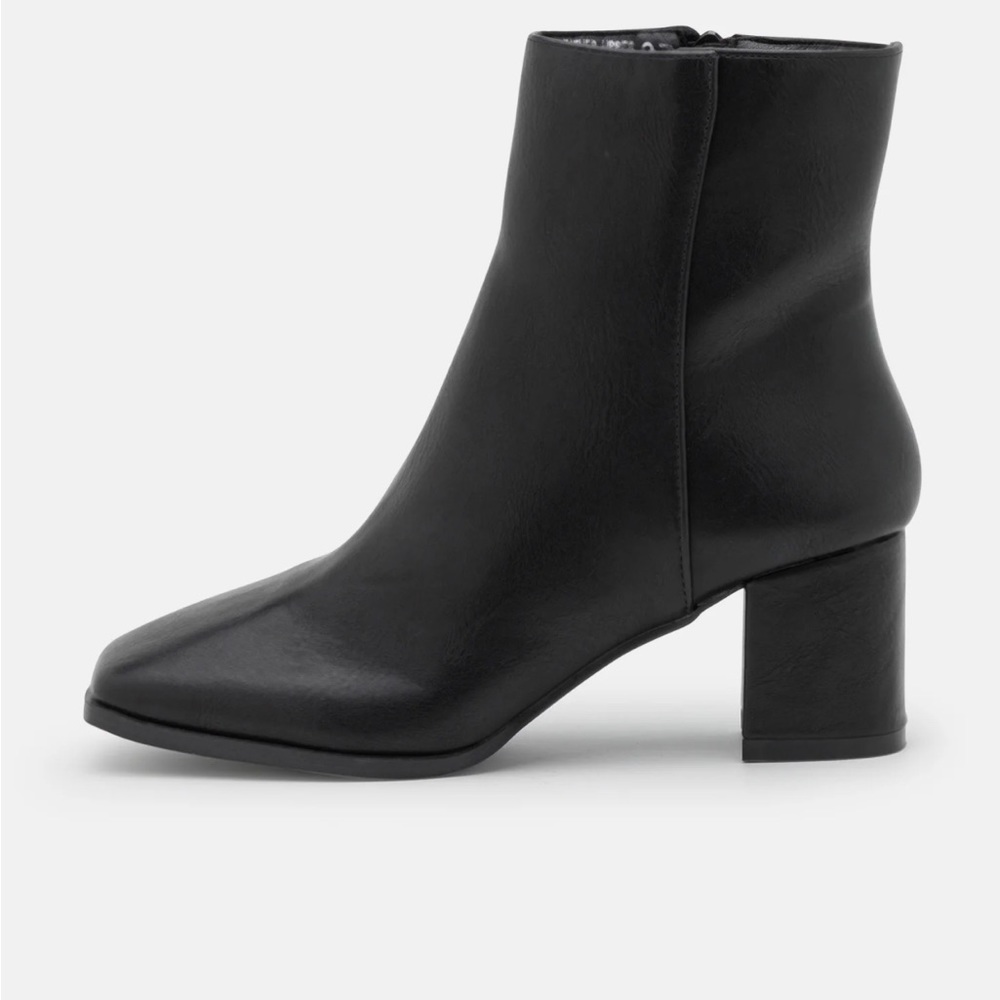 Rubi Shoes by Cotton On Wide Fit
WIDE FIT ASHLEA SQUARE TOE CLASSIC BOOT - - Picture 4 of 5